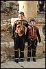 2 jongentjes poserend, Jerash - Jordanië , zaterdag 22 december 2007