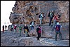 groep over lastige passage nabij Petra - Jordanië , vrijdag 28 december 2007